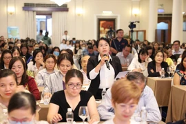Đại diện DN đặt câu hỏi tại Hội nghị đối thoại. Ảnh: H.PHI 