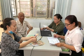 Người dân tại TP.HCM nhận lương hưu hàng tháng. Ảnh: TM