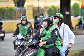 Người hành nghề lái xe công nghệ không có giao kết hợp đồng lao động chưa được đóng BHXH bắt buộc. Ảnh: CTV
