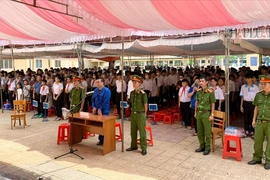 Phiên tòa xét xử lưu động 2 vụ án hình sự diễn ra tại trường THCS Châu Đức với sự tham dự của lãnh đạo, giáo viên và học sinh 17 trường THCS huyện Châu Đức. Ảnh: PS