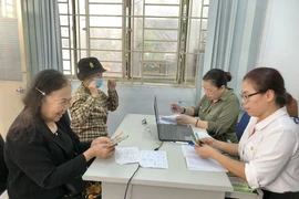 Người nhận lương hưu bằng tiền mặt tại TP.HCM. Ảnh: NH