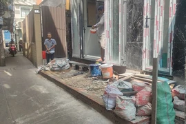 Phần đất phía trước nhà bà Hồng được công nhận trong sổ hồng nhưng không được giải quyết xây hàng rào. Ảnh: NGUYỄN HIỀN