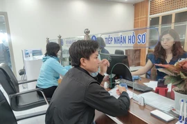 Người dân đến liên hệ làm việc tại cơ quan BHXH TP.HCM. Ảnh: NGUYỄN HIỀN