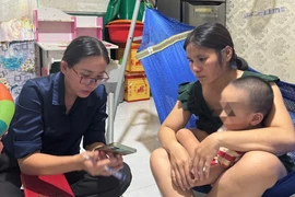 Phóng viên đang kiểm tra thông tin nơi cư trú của chị trên ứng dụng VneID. Ảnh : Huỳnh Thơ