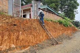Dự án đường 1.900 tỉ đồng: Dân bắc thang trèo vào nhà