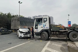 Tai nạn liên hoàn giữa 3 ô tô khiến Đại lộ Thăng Long ùn tắc nghiêm trọng