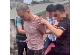 Công an leo mái nhà khống chế đối tượng trốn truy nã nguy hiểm