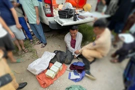 Kẻ vận chuyển 18 bánh ma túy vứt xe máy, balo khi gặp cảnh sát