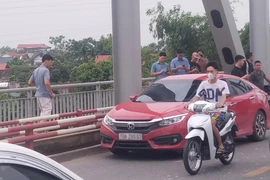 Diễn biến mới vụ người đàn ông để ô tô trên cầu rồi nhảy xuống sông Hồng