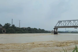 Tìm thấy 1 trong 8 nạn nhân mất tích vụ sập cầu Phong Châu