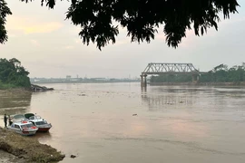 Phần còn lại của cầu Phong Châu có thể bị sập bất cứ lúc nào