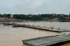 Quân đội chính thức lắp cầu phao Phong Châu