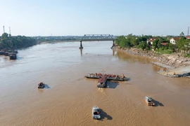 Công binh lắp phà quân sự phục vụ dân qua cầu Phong Châu