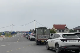 Điều chỉnh thời gian đóng mở cầu phao Phong Châu