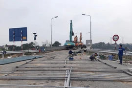 Chuẩn bị phá dỡ phần còn lại cầu Phong Châu