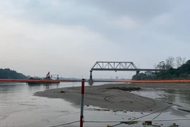 Sẽ di dời dầm thép cầu Phong Châu cũ sang một bên để xây cầu mới