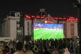 Người dân Phú Thọ xem trận Việt Nam - Indonesia qua màn LED siêu lớn