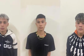 Nhờ chở đi chơi rồi đi vệ sinh để đồng phạm cướp điện thoại