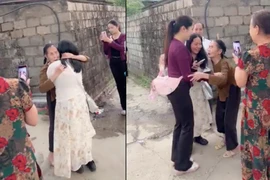 Sau 35 năm lưu lạc, con trở về bế mẹ 94 tuổi trong vòng tay