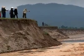 Vì sao người dân Phú Thọ xua đuổi tàu hút cát ven sông Đà?