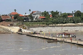 Tạm dừng cầu phao Phong Châu, chuyển sang dùng phà do lũ