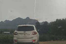 Hòa Bình: Sét đánh gây cháy lớn trên đỉnh núi Thung Táy