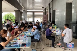 Vụ lật tàu ở vịnh Hạ Long: Nghĩa tình người làm du lịch giữa những đau thương
