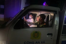 Cảnh sát dùng xe chuyên dụng, thuyền đưa bà bầu vượt lũ, sạt lở đến bệnh viện trong đêm