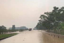 Ngập cao tốc Hà Nội - Thái Nguyên, CSGT chỉ đường thay thế