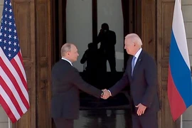 Tổng thống Mỹ Joe Biden và người đồng cấp Nga Vladimir Putin bắt tay nhau trước khi bắt đầu hội nghị thượng đỉnh Mỹ - Nga.