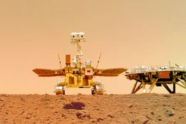 Robot tự hành Chúc Dung (Zhurong) di chuyển trên bề mặt sao Hỏa.