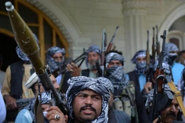 Lực lượng dân quân Afghanistan tập hợp vũ khí để hỗ trợ lực lượng quân đội chính phủ chống lại Taliban vào ngày 9-7.