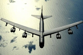 Tiêm kích Nga tiếp cận máy bay ném bom B-52 của Không quân Mỹ ở khu vực biển Bering.
