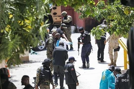 Lực lượng cảnh sát Haiti tìm kiếm bằng chứng bên ngoài dinh tổng thống vào ngày 7-7 ở thủ đô Port-au-Prince. 