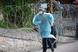 Nhân viên y tế được nhìn thấy tại Segambut Dalam, Malaysia vào ngày 27-6.