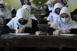 Các nữ sinh tham gia lớp học ở TP Herat, Afghanistan, vào ngày 17-8.