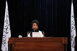 Phát ngôn viên của Taliban Zabihullah Mujahid phát biểu trong một cuộc họp báo ở Kabul.