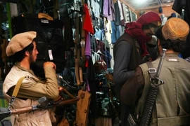 Các chiến binh Taliban mua sắm tại chợ Bush ở thủ đô Kabul.