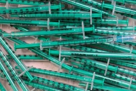 Những ống tiêm rỗng sau khi được sử dụng đểv tiêm vaccine ngừa COVID-19 tại một cơ sở y tế ở Berlin, Đức, ngày 2-11.