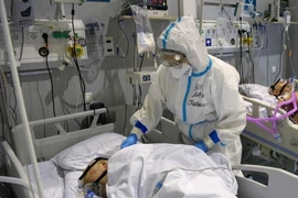 Một nhân viên y tế mặc đồ bảo hộ tại khu chăm sóc đặc biệt cho những người nhiễm COVID-19 ở Moscow, Nga. 