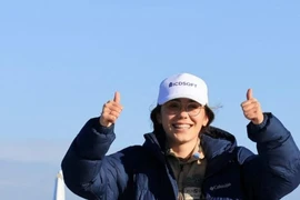 Zara Rutherford, 19 tuổi, tự tin cười tươi sau chuyến bay năm tháng giúp cô trở thành nữ phi công trẻ nhất bay vòng quanh thế giới một mình.