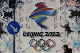Một người đàn ông đi ngang qua logo Olympic Bắc Kinh 2022 ở Trung Quốc vào ngày 25-1.