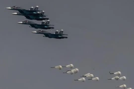 Những chiếc máy bay chiến đấu Sukhoi Su-34 của Không quân Nga thả bom trong một cuộc tập trận. 