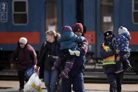 Người tị nạn Ukraine đến ga xe lửa Zahony ở Hungary.