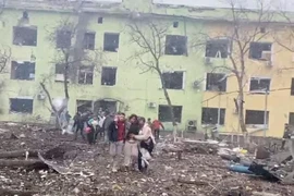 Người dân được giải cứu khỏi bệnh viện nhi ở TP Mariupol bị Nga pháo kích vào ngày 9-3.