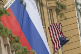 Quốc kỳ Nga và quốc kỳ Mỹ treo bên ngoài Đại sứ quán Mỹ tại Moscow, Nga.