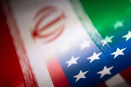 Quốc kỳ Mỹ và quốc kỳ Iran.