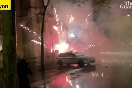 Biểu tình nổ ra tại TP Paris và Lyon để phản đối việc Tổng thống Emmanuel Macron giành chiến thắng trong cuộc bầu cử hôm 24-4.