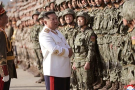 Nhà lãnh đạo Triều Tiên Kim Jong-un gặp gỡ các binh sĩ trong buổi duyệt binh kỷ niệm 90 năm ngày thành lập quân đội Triều Tiên vào ngày 25-4.