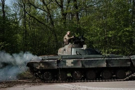 Lính Ukraine ngồi trên xe bọc thép tuần tra gần TP Slovyansk, ngày 26-4.